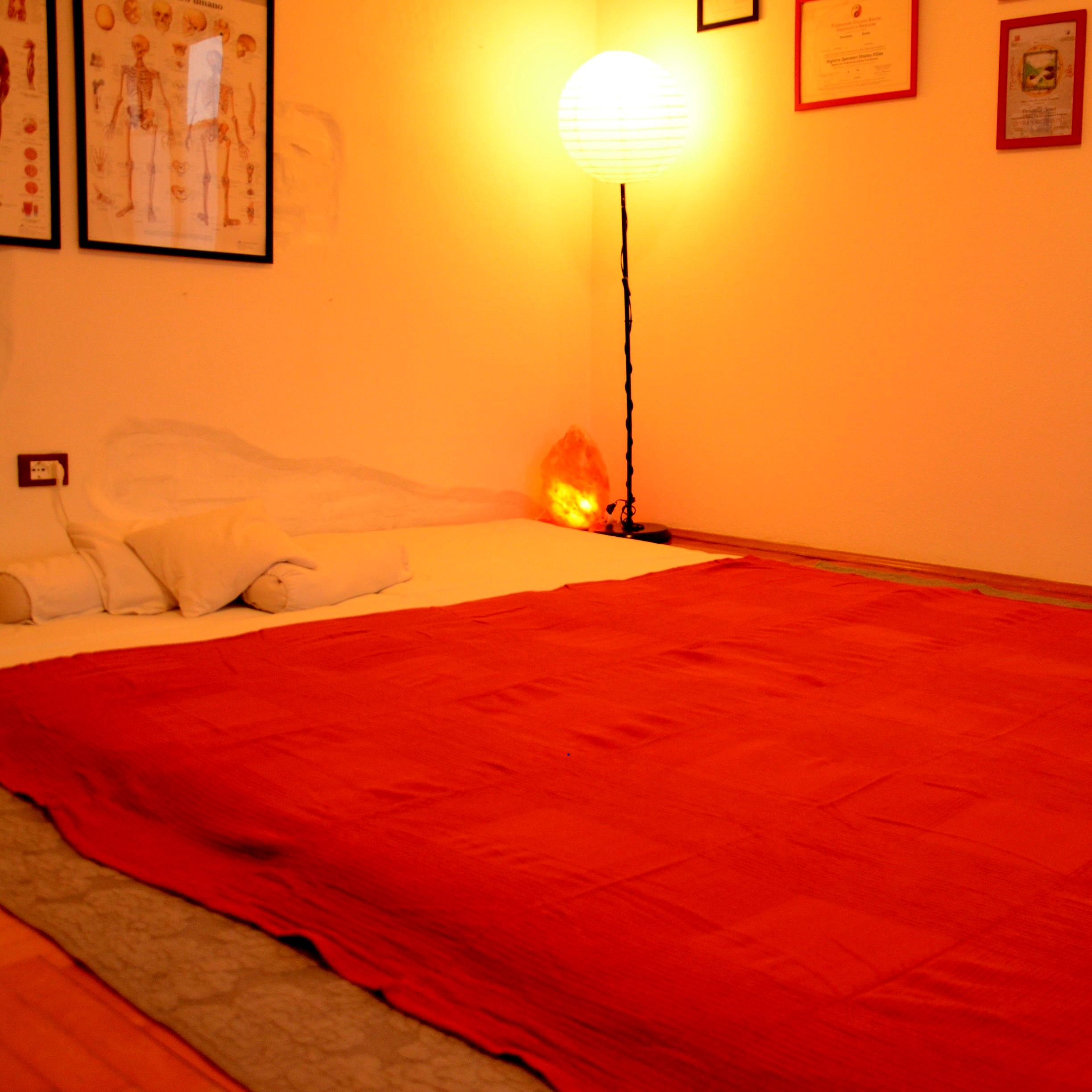 immagine dello studio e del futon, con luce diffusa in un'atmosfera rilassante