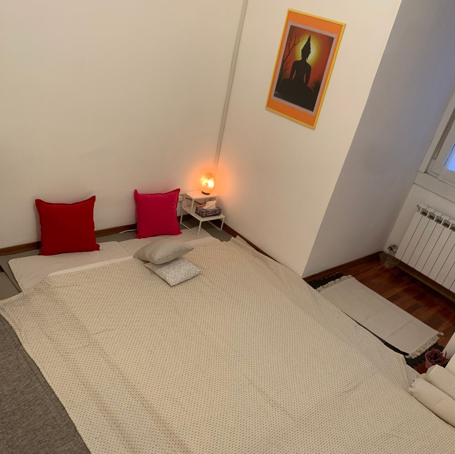 immagine dello studio e del futon, con luce diffusa in un'atmosfera rilassante